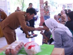 Cegah Stunting, Plt Bupati Subandi Salurkan Ayam dan Telur untuk Warga