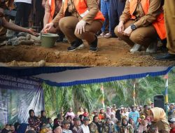 Bupati Musi Rawas Hj. Ratna Machmu Beserta Kadis Pu BM ,Meninjau Langsung Pembangunan Infrastruktur di Kec. BTS Ulu
