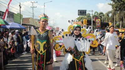 Mengusung Tema Recycle : SMAN Jenggawah Tampil Beda di Karnaval Kecamatan Jenggawah