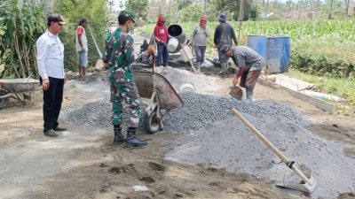 Pengecoran Jalan di Turen, Bukti Nyata Kekompakan Koramil Turen dan Masyarakat