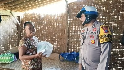 Bhabin Ramah, Aiptu Ahmad Abadi Bagikan Sembako untuk Warga Kurang Mampu di Bondowoso
