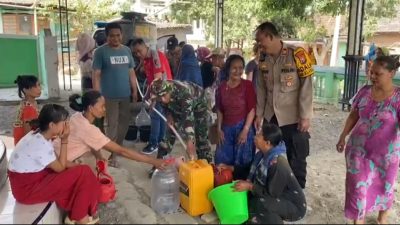 Polsek Klabang Berikan Bantuan Air Bersih Kepada Warga Desa Leprak