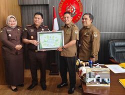 MISBAKHUL MUNIR ADM PERHUTANI BONDOWOSO, MENYERAHKAN PIAGAM PENGHARGAAN UNTUK KEJAKSAAN NEGERI SITUBONDO