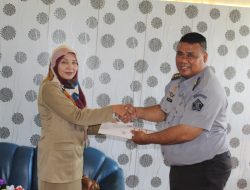 Serah Terima Biodata Warga Binaan dari Disdukcapil Kabupaten Jember Kepada Kepala Seksi Pembinaan Narapidana dan Anak Didik Lapas Jember