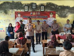 Kegiatan Polresta Sidoarjo Bagikan Makan Siang Bergizi untuk Pelajar TK dan SD