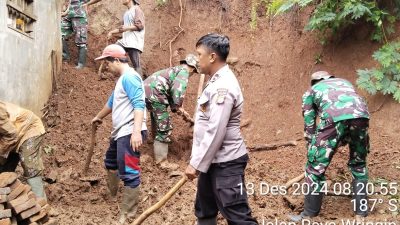 Polsek Binakal Laksanakan Kerja Bakti di Lokasi yang Terkena Bencana Tanah Longsor