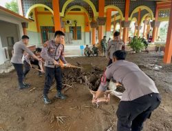 Sinergitas Polisi Bersama TNI dan Warga Bersihkan Lumpur Pasca Banjir di Situbondo