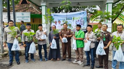 UPAYA PENYELEMATAN BUMI DAN SEDEKAH OKSIGEN, PERUM PERHUTANI, KAJARI DAN IIK PERHUTANI BONDOWOSO, BERIKAN BIBIT GRATIS