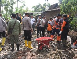 Polres Bondowoso Kerahkan 100 Personil Bantu Penanganan Pascabencana Banjir Bandang Maesan