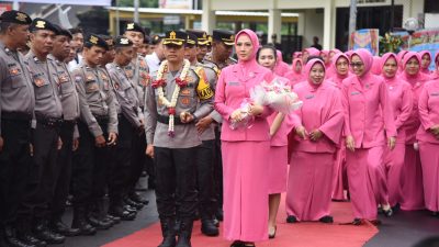 Tarian Blue Fire Sambut Kedatangan Kapolres Bondowoso Baru