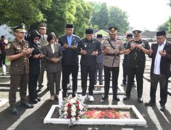 Memperingati Harjasda ke 166 tahun 2025, Plt. Bupati Sidoarjo Ziarah ke Makam Mantan Bupati Sidoarjo Terdahulu