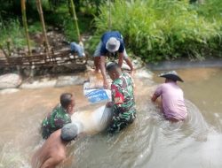 Babinsa Koramil 0406-09/Terawas Bersama Masyarakat Bersihkan Saluran Irigasi Pertanian