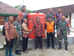 Babinsa Kodim 0822 Serda Indra Purnama Dampingi Droping Bantuan Air Bersih di Desa Sumbercanting, Bantu Warga Atasi Krisis Air