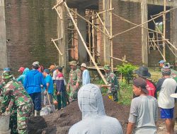 Babinsa Bersama Warga dan Pemerintah Desa dalam Kegiatan Karya Bakti Pengecoran Masjid An Nur Kabupaten Bondowoso