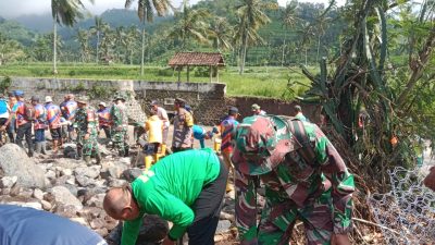 Karya Bhakti Pasca Banjir, Personil Kodim 0822 Dan Relawan Bergotong Royong Membersihkan Dampak Bencana Banjir Di Kab Bondowoso