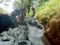 Babinsa Grujugan Tinjau Proses Pembuatan Arang Kayu, Wujudkan Kerjasama TNI dan Masyarakat