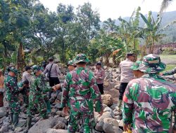 Pasca Banjir Bandang di Desa Wonoboyo, TNI POLRI Laksanakan Kerja Bakti