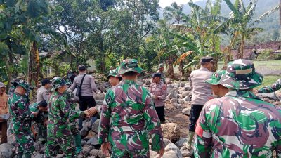 Pasca Banjir Bandang di Desa Wonoboyo, TNI POLRI Laksanakan Kerja Bakti
