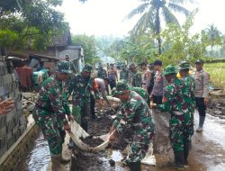 BANJIR BANDANG TERJANG WONOBOYO, TNI TURUN TANGAN