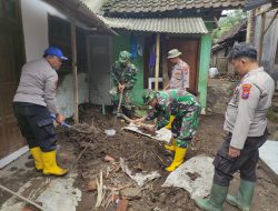 Giat Bakti Sosial TNI Polri dilokasi Banjir Bandang Desa Wonoboyo