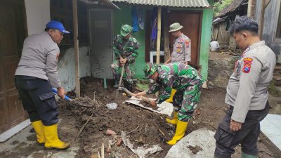 Giat Bakti Sosial TNI Polri dilokasi Banjir Bandang Desa Wonoboyo