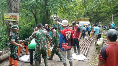 Personil Kodim 0822 Bondowoso Bersama Petugas Gabungan Laksanakan Kerja Bakti Pasca Bencana di Desa Wonoboyo