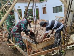 Personel Pra TMMD Ke-123 Bondowoso Bersama Warga Cor Pondasi Mushola