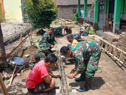 Satgas Pra TMMD 123 Kodim 0822 Bersama Warga Merangkai Besi Dan Slop