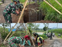 PRA TMMD KE-123 KODIM 0822 BONDOWOSO: TNI DAN WARGA GOTONG ROYONG BANGUN GAPURA