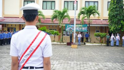 Dandim 0422/Lampung Barat Pimpin Upacara dan Berikan Sosialisasi di SMK Neger 1 Krui