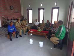 Babinsa Koramil 0822/08 Grujugan Dampingi Petani dalam Program Sekolah Lapang Tanaman Terpadu