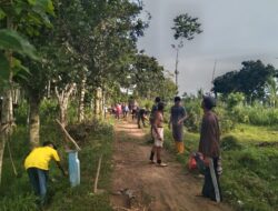 Babinsa Selalu Dekat Dengan Warga Binaan Terbukti Gelar Kerja Bakti di Dusun Krajan 3 Kab Bondowoso
