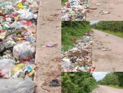 WARGA RESAH TUMPUKAN SAMPAH BERAROMA BUSUK DI PINGIR JALAN ARAH OGAN SIMPANG OGAN TANJUNG BULAN
