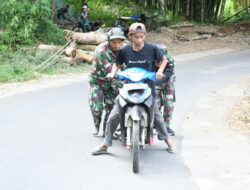 Jalan Menanjak, Anggota Satgas TMMD Bondowoso Dorong Motor