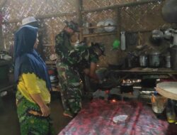 Mak Hos Merasa Senang Anggota Satgas TMMD Bantu Memasak