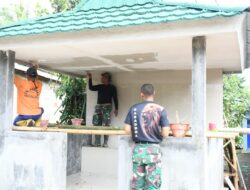 Sebelum Di Cat, Dinding Poskamling Di Plamir Oleh Satgas TMMD Bondowoso