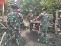 Hasilkan Kualitas Plesteran, Satgas TMMD Bondowoso Ayak Pasir