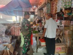 Babinsa dan Kepala Pasar Dadapan Cek Harga Sembako Jelang Bulan Puasa