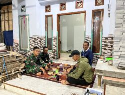 Anggota TMMD KE-123 “Ngobrol Santai” Di Rumah Warga, Ternyata Ini Tujuannya