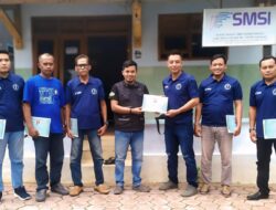 Ketua SMSI Bondowoso Serahkan Sertifikat UKW