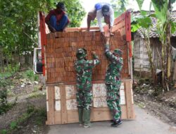 Untuk Memudahkan Kerja, Satgas TMMD Bondowoso Langsir Estafet Batu Bata