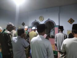 Ramadhan Tiba, Satgas TMMD Kodim 0822 Bondowoso Shalat Tarawih Bersama Warga
