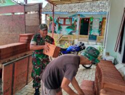 Babinsa Kawal Pengedropan Genteng untuk Pembangunan Mushola di Desa Trotosari