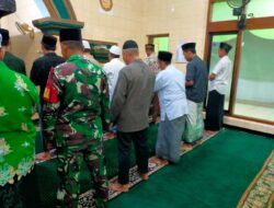 Babinsa Serda Suwandi Pastikan Sholat Tarawih Berjalan Lancar dan Aman di Prajekan