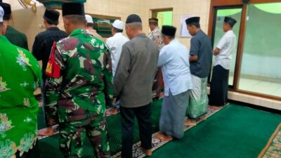Babinsa Serda Suwandi Pastikan Sholat Tarawih Berjalan Lancar dan Aman di Prajekan