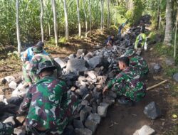 PERBAIKI JALAN DESA GUNOSARI TINGKATKAN PEREKONOMIAN WARGA