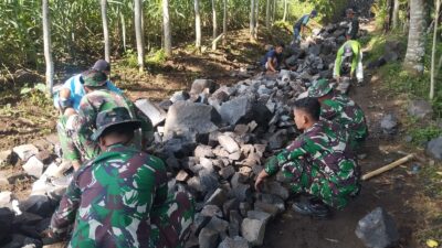 PERBAIKI JALAN DESA GUNOSARI TINGKATKAN PEREKONOMIAN WARGA