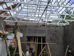 Mbah Marwah Senyum-Senyum Saat Satgas TMMD Bondowoso Merakit Rangka Atap