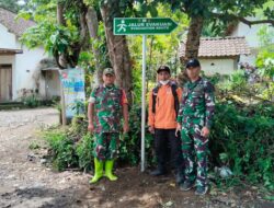 Sinergi Satgas TMMD ke-123, Babinsa, dan BPBD Pasang Rambu Bencana di Dusun Beddien