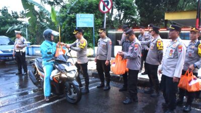 Kapolres Bondowoso berbagi takjil 100 paket kepada penguna jalan